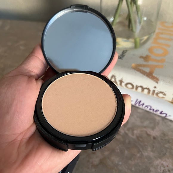 bareMinerals BAREPRO 16HR Skin-Perfecting Powder Foundation - Picture 3 of 8